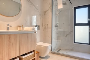 Douche, sĂšche-cheveux, bidet, serviettes fournies