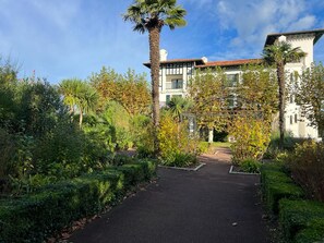 Property grounds - Charming T2 with Pool and Parking, Near Hendaye (Urrugne)