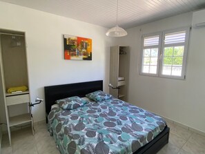 2 bedrooms, free WiFi, bed sheets - 2-bedroom beachfront apartment, linens provided (Les Trois-Ilets)