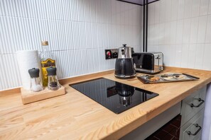 Fridge, microwave, oven, stovetop - Quirky One Bed Property in the  Norwich Lanes (Norwich)