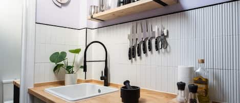 Douche, séchoir à cheveux, serviettes fournies