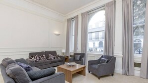 Living area - 2-bed Apartment in Marylebone (London)