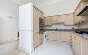 雪櫃、微波爐、焗爐、爐具