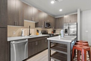 Fridge, microwave, oven, stovetop - Cozysuites PHX RORO Gym, Pool, Pets, Parking! #6 (Phoenix)