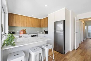 Frigorifero, microonde, forno, piano cottura