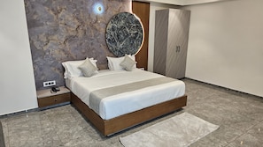 Superior Room | Desk, blackout drapes, free WiFi