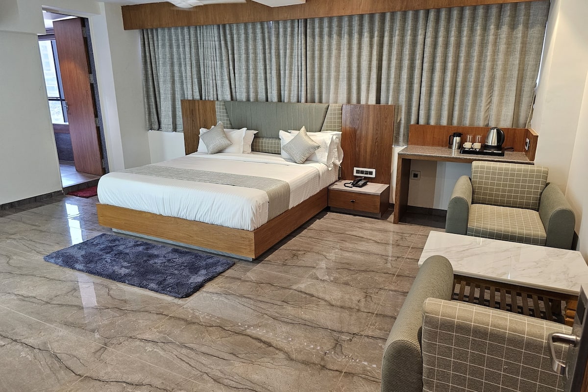 1 kamar tidur, meja kerja, tirai kedap cahaya, dan Wi-Fi gratis