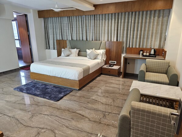 مكتب وستائر تعتيم وواي فاي مجانًا