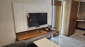 مكتب و ستائر تعتيم وواي فاي مجانًا