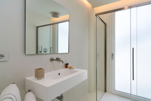 Douche, sĂšche-cheveux, serviettes fournies