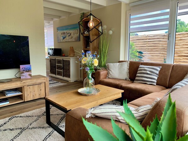 Smart TV - Family- and dog-friendly accommodation for 4 people on the quiet Wildrijk park in Sint Maartenszee. (Sint Maartenszee)