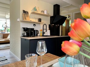 Fridge, microwave, oven, dishwasher - Family- and dog-friendly accommodation for 4 people on the quiet Wildrijk park in Sint Maartenszee. (Sint Maartenszee)