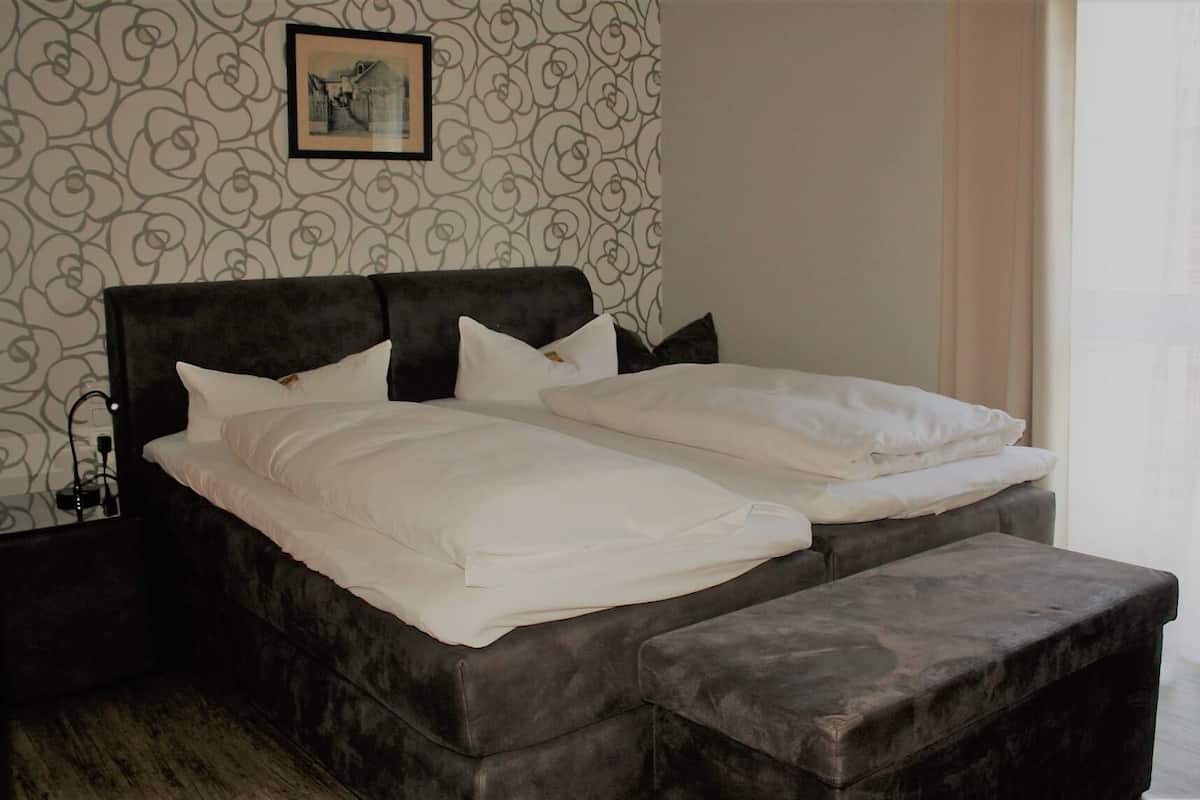 Basic Double Room | Individually decorated, individually furnished, desk, laptop workspace