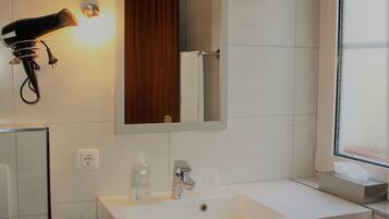 Basic-Doppelzimmer | Badezimmer