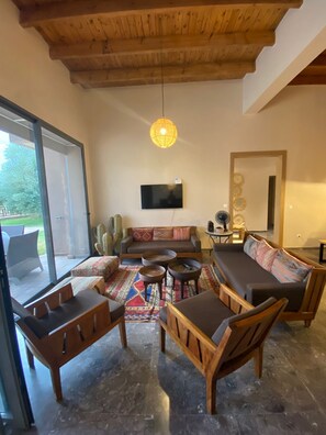 วิลล่าสำหรับครอบครัว | บริเวณนั่งเล่น | ทีวีจอแบน