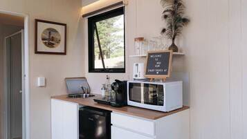 Kühlschrank, Mikrowelle, Herdplatte, Wasserkocher mit Kaffee-/Teezubehör