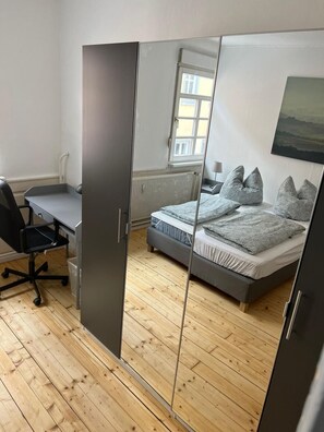 1 bedroom, iron/ironing board, free WiFi, bed sheets - Helle & Stilvolle Wohnung auf Zeit in Erlangen (Erlangen)