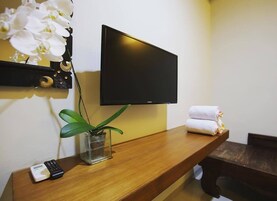 Escritorio, espacio para trabajar con laptop y wifi gratis 