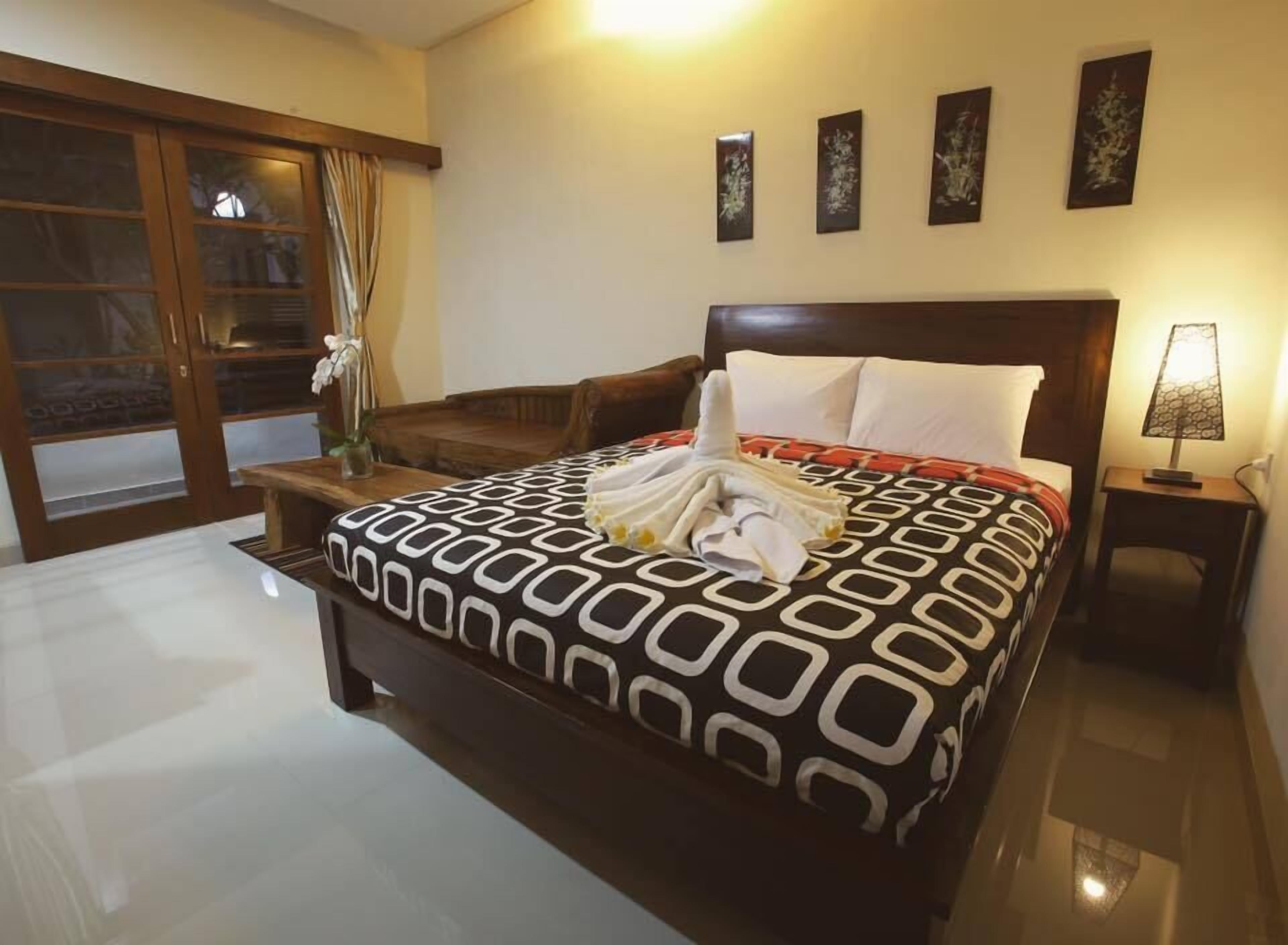 Dobbeltrom – deluxe, 1 queensize-seng | Skrivebord, skrivebord for bærbar PC, wi-fi (inkludert) og sengetøy