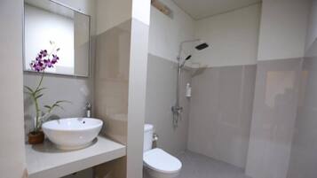 Dusj, regndusjhode og håndklær