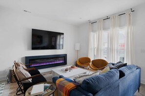 Fernseher, Kamin, Stereoanlage, Arbeitsbereiche