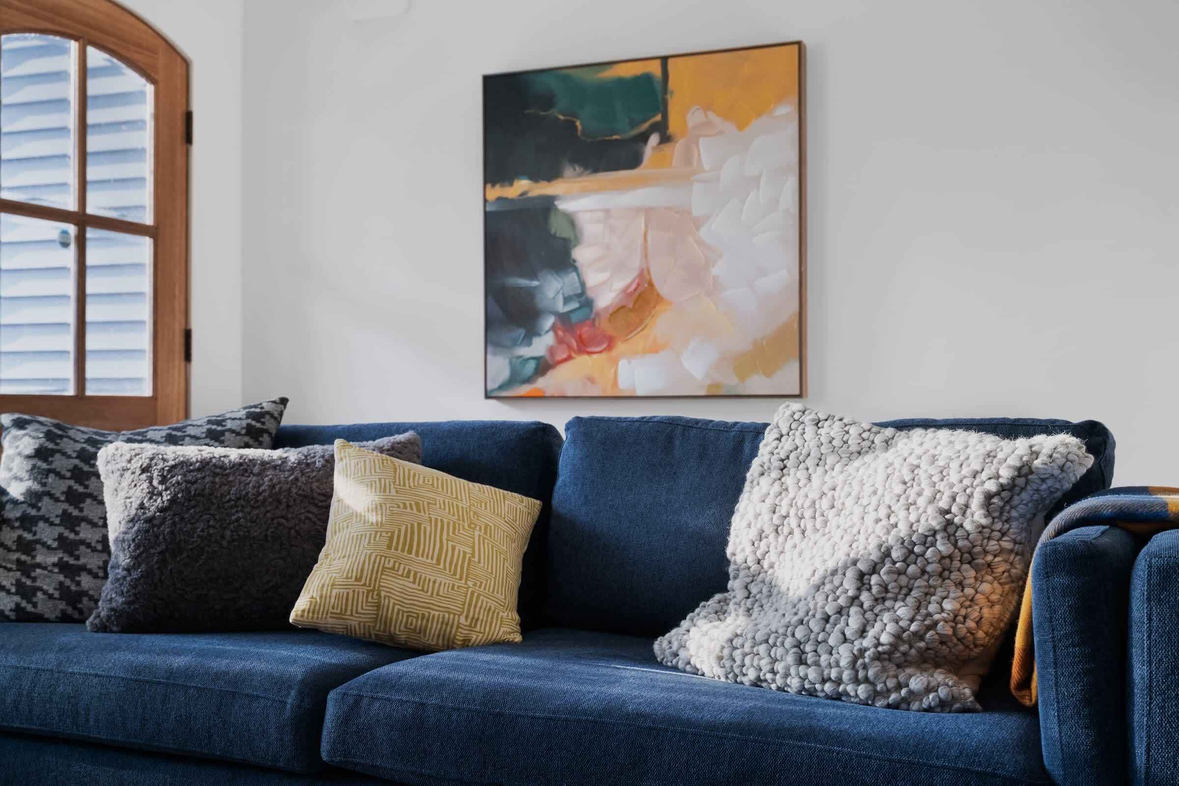 Una televisión, una chimenea, un reproductor estéreo, una oficina