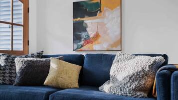 Una televisión, una chimenea, un reproductor estéreo, una oficina