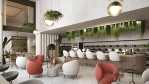 Een modern interieur met een bar, zitgedeelte en beplanting.