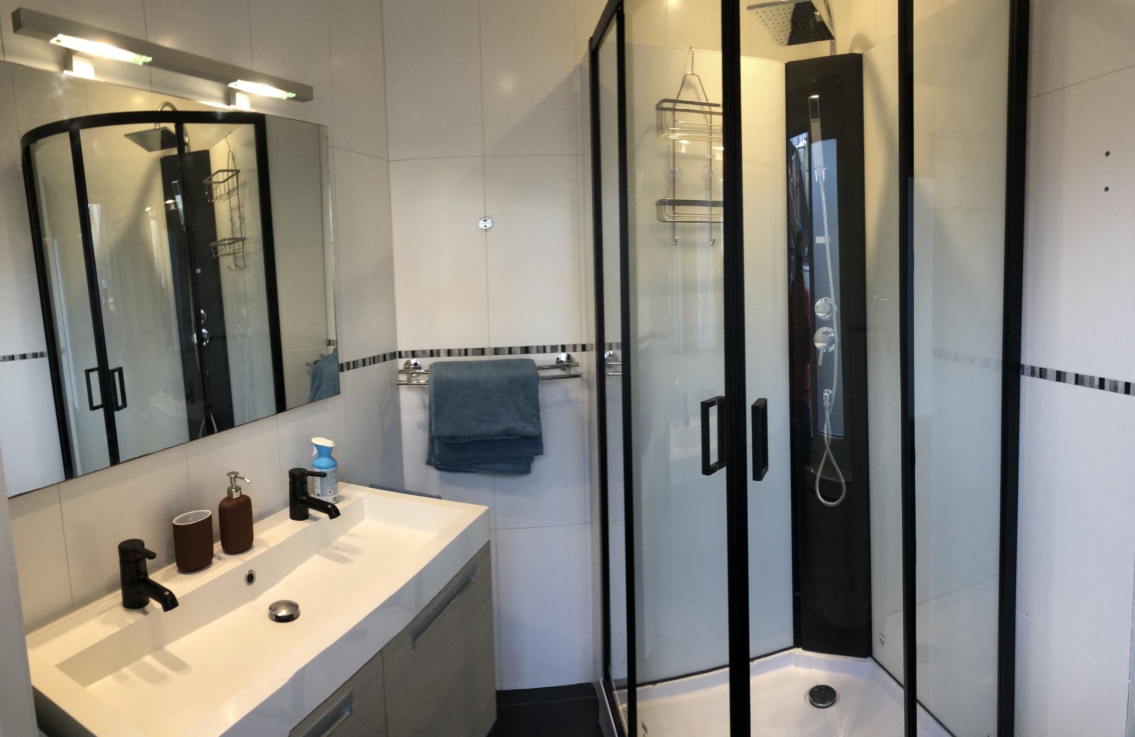 Een douche, een haardroger, handdoeken, zeep