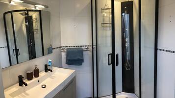 Een douche, een haardroger, handdoeken, zeep
