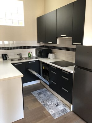 Kjøleskap, mikrobølgeovn, ovn og kokeplater