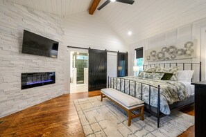 3 bedrooms, iron/ironing board, free WiFi, bed sheets - Magical 3-bed cabin with pool table & hot tub. Greet the day with wooded mountain views, relax by the firepit, then unwind in the bubbling spa. (Broken Bow)