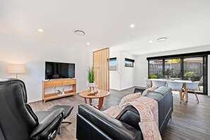 TV - NEW Modern Villa, 2 Bed/Bath-10min Airport/CBD. (Warrane)