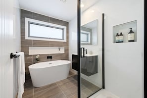 Douche, sĂšche-cheveux, serviettes fournies, shampoing