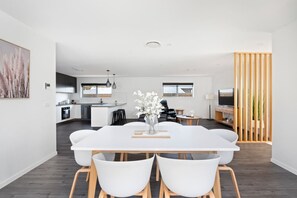 Dining - NEW Modern Villa, 2 Bed/Bath-10min Airport/CBD. (Warrane)