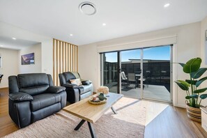 TV - NEW Modern Villa, 2 Bed/Bath-10min Airport/CBD (Warrane)