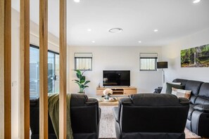 TV - NEW Modern Villa, 2 Bed/Bath-10min Airport/CBD (Warrane)