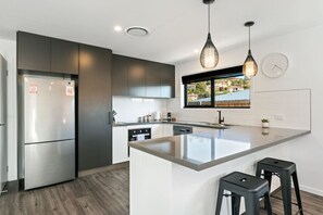 Fridge, microwave, oven, stovetop - NEW Modern Villa, 2 Bed/Bath-10min Airport/CBD. (Warrane)