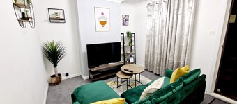 Gillingham Home - Sleeps 4 - Comfort & Convenience