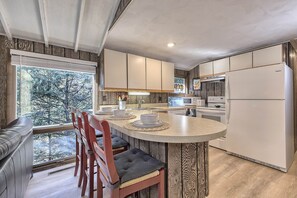 ثلاجة، ميكروويف، فرن، موقد طهي مسطح