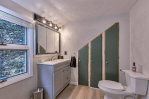 Douche, sèche-cheveux, serviettes fournies