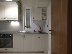 Kylskåp, mikrovågsugn, ugn och diskmaskin