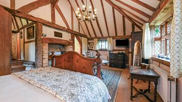 1 bedroom, desk, iron/ironing board, WiFi