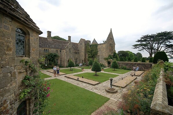 Property grounds - Hell Fyre 1594 by inspirestays.com - a cottage that sleeps 2 guests in 1 bedroom (Itchingfield, nr Horsham)