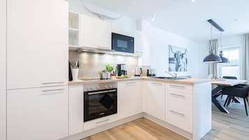 Køleskab, mikrobølgeovn, ovn, kogeplade