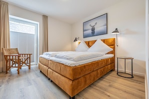 2 bedrooms, travel crib, free WiFi, bed sheets