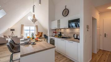 KĂŒhlschrank, Mikrowelle, Ofen, Herdplatte