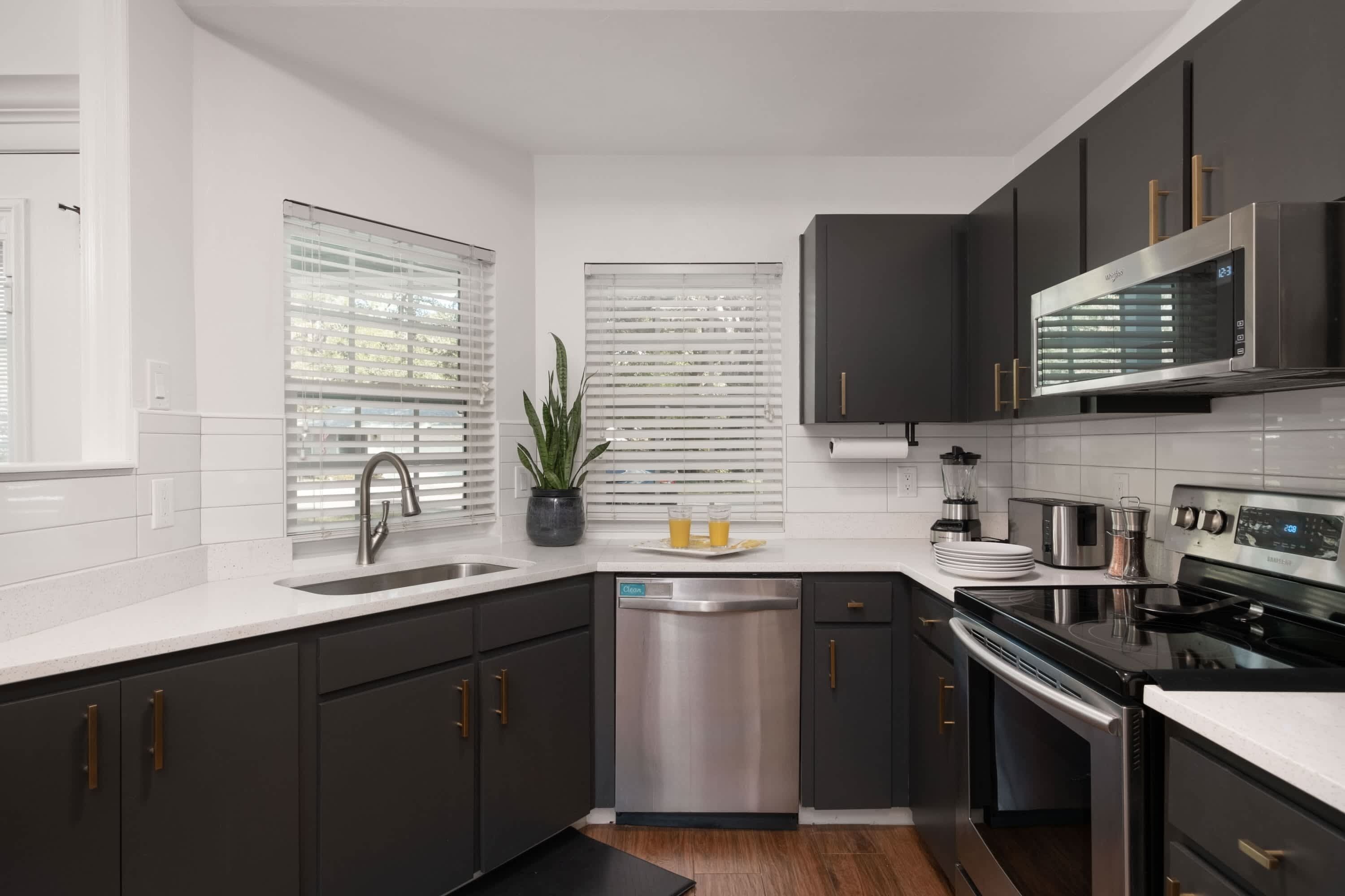 冰箱、微波炉、烤箱、炉灶