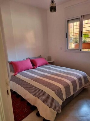 2 habitaciones, tabla de planchar con plancha, wifi y ropa de cama 
