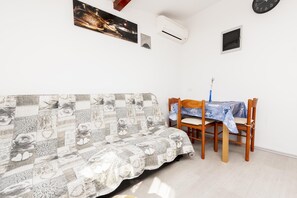 Estúdio | Área de estar | TV de tela plana 50 cm com canais via satélite